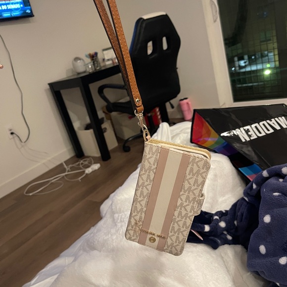 Michael Kors Wallet Phone Case - Like New - Beige/Striped Design - iPhone 11/12 - Picture 8 of 9